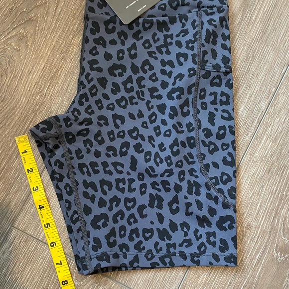 NEW! Yoga Biker Shorts High Waisted Pockets Zone Compression Gray Leopard Medium - Picture 8 of 11
